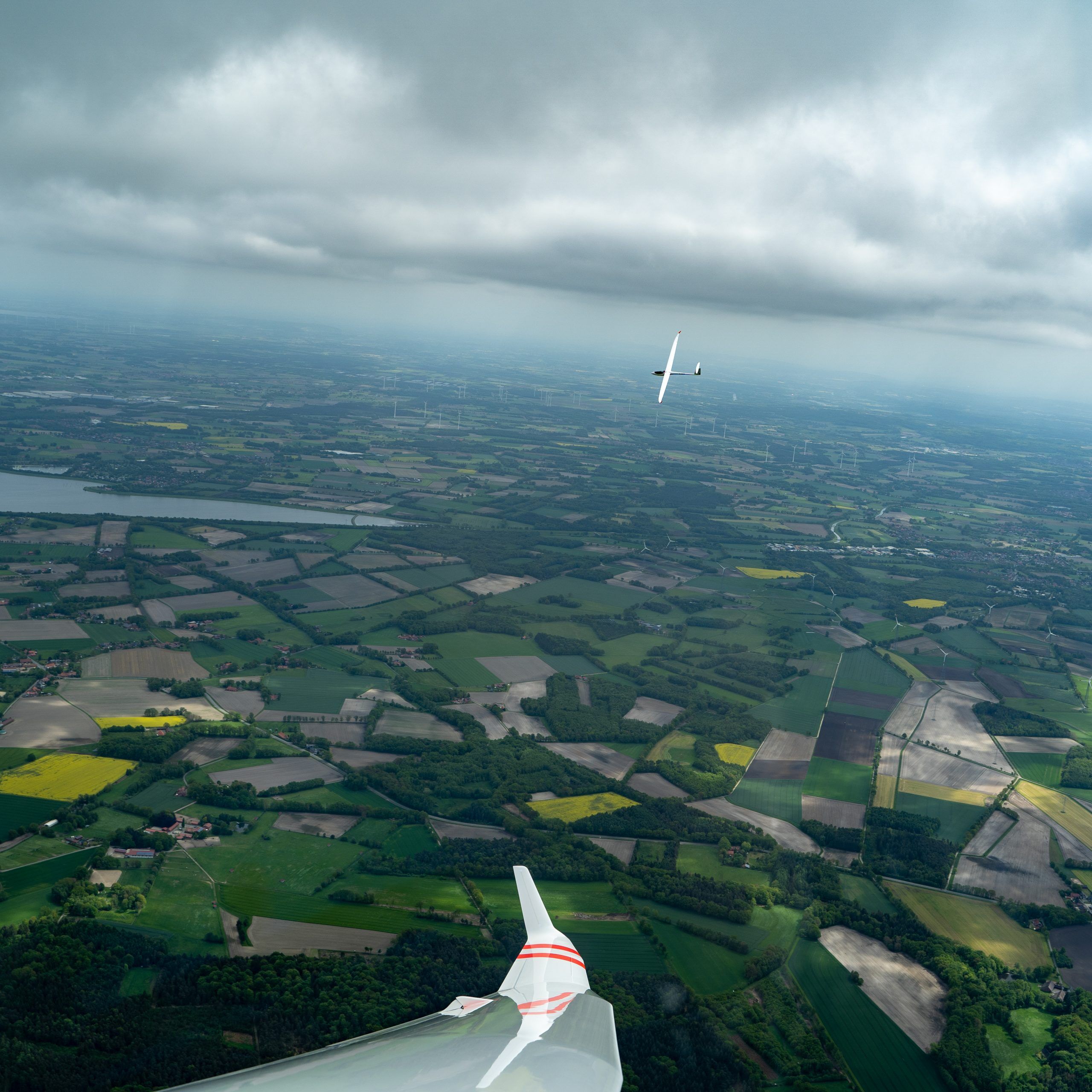 Blick aus dem Cockpit auf ein zweites Segelflugzeug über dem Niederrhein