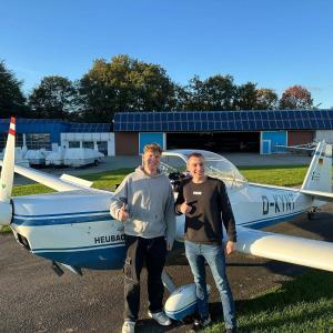 Tristan und Till nach bestandener Prüfung am Motorsegler