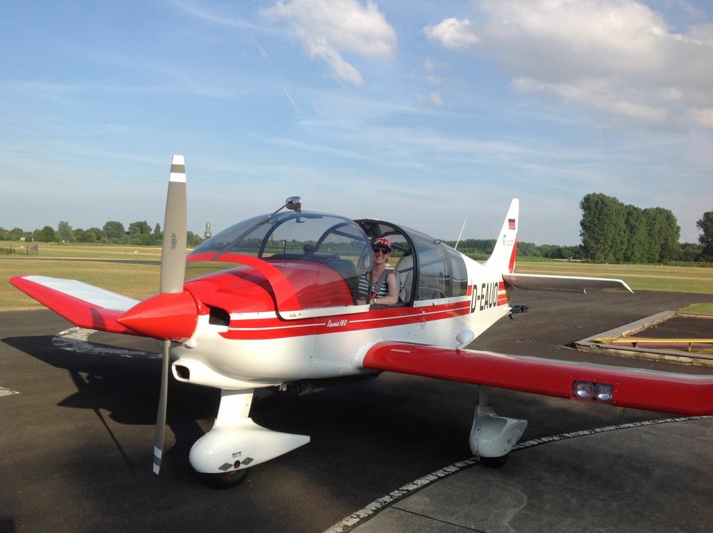 Unsere Robin DR400 mit neuem Lycoming O-360-Motor auf dem Flugplatz Grefrath während der Einlaufphase