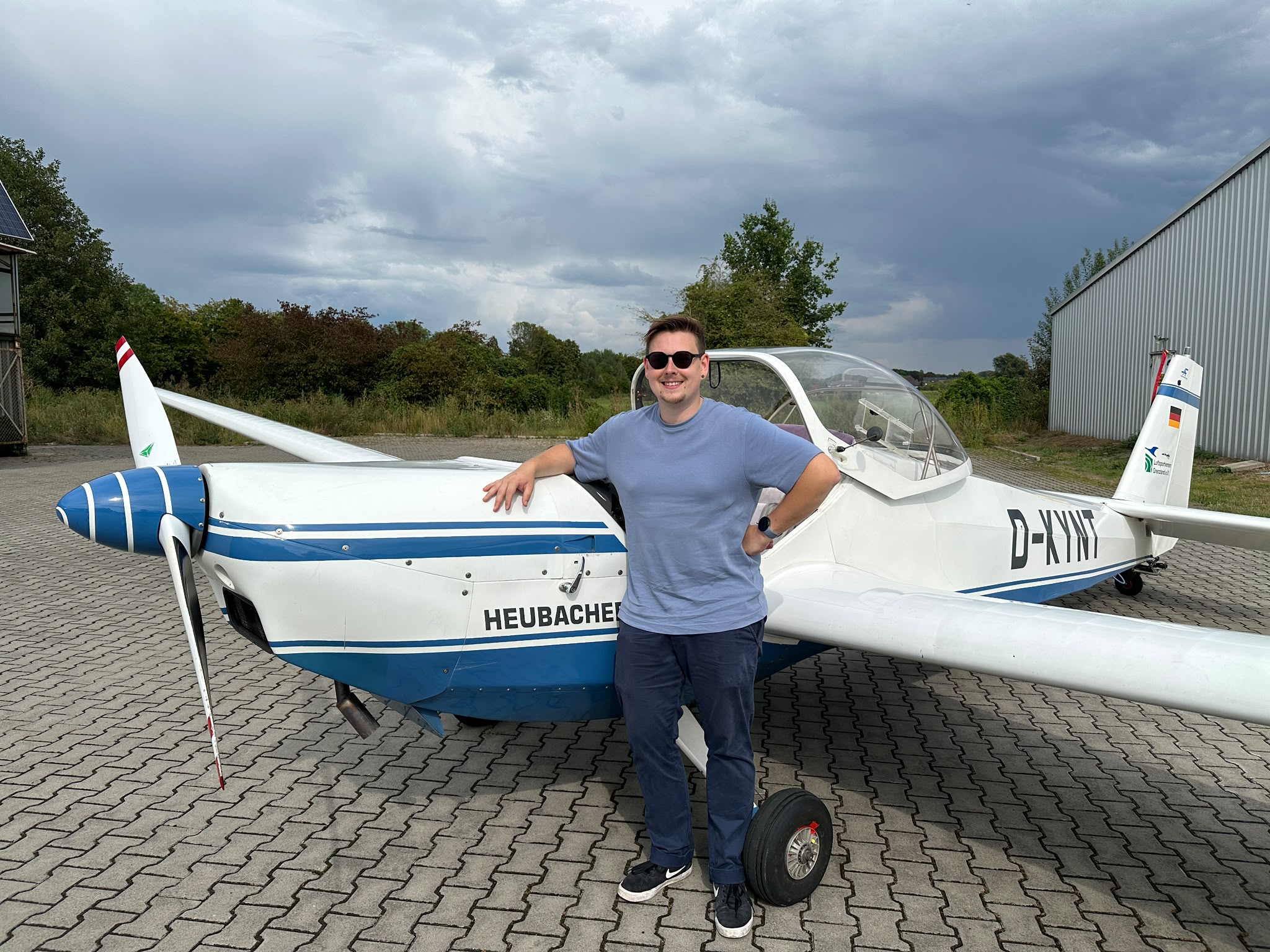 Prüfung bestanden: Marco Stawinski nach dem Prüfungsflug an unserem SF25 Heubach Falke D-KYNT.