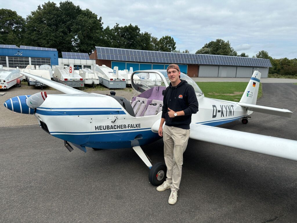 Daumen hoch nach 82 Minuten Prüfungsflug: Damian Waerder hat die Erweiterung seines Segelflugscheins auf TMG bestanden – hier an unserem SF25 Heubacher Falke D-KYNT.