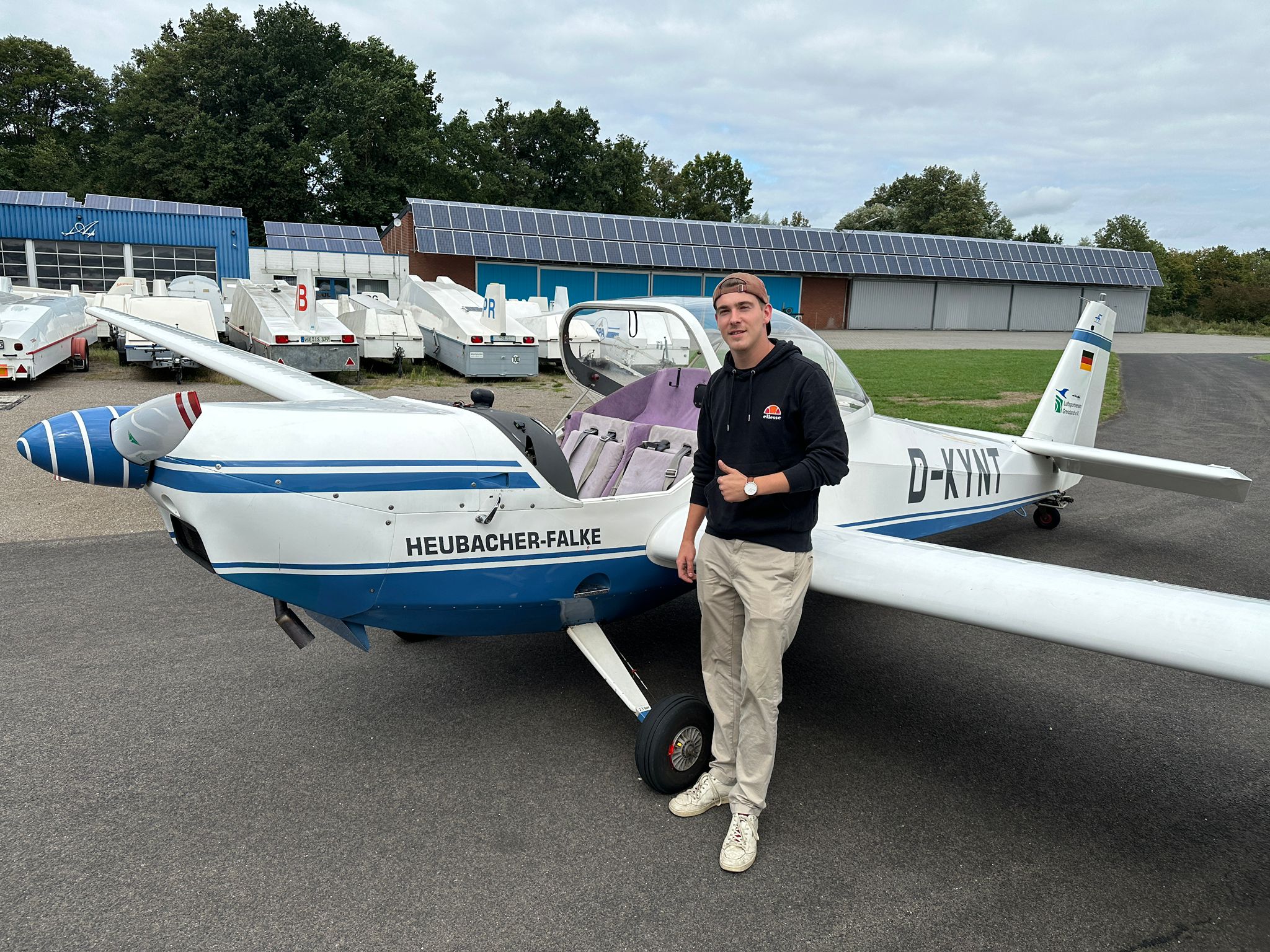 Daumen hoch nach 82 Minuten Prüfungsflug: Damian Waerder hat die Erweiterung seines Segelflugscheins auf TMG bestanden – hier an unserem SF25 Heubacher Falke D-KYNT.