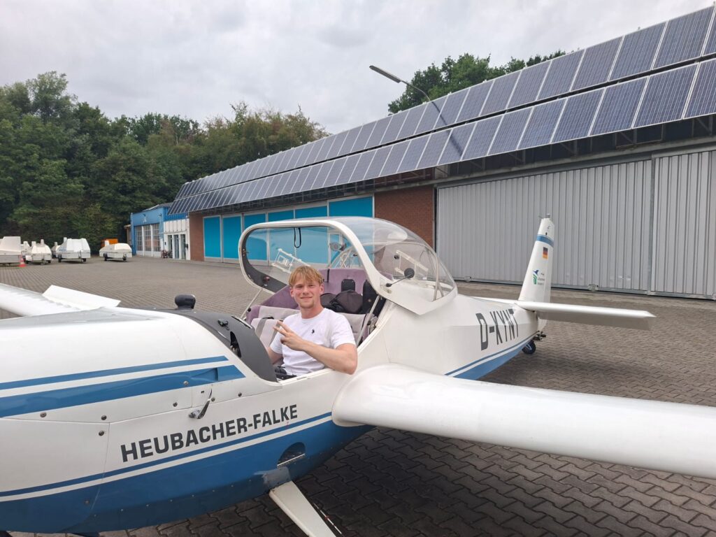 Erster Alleinflug im Motorsegler: Felix im Cockpit unseres SF25 Falken