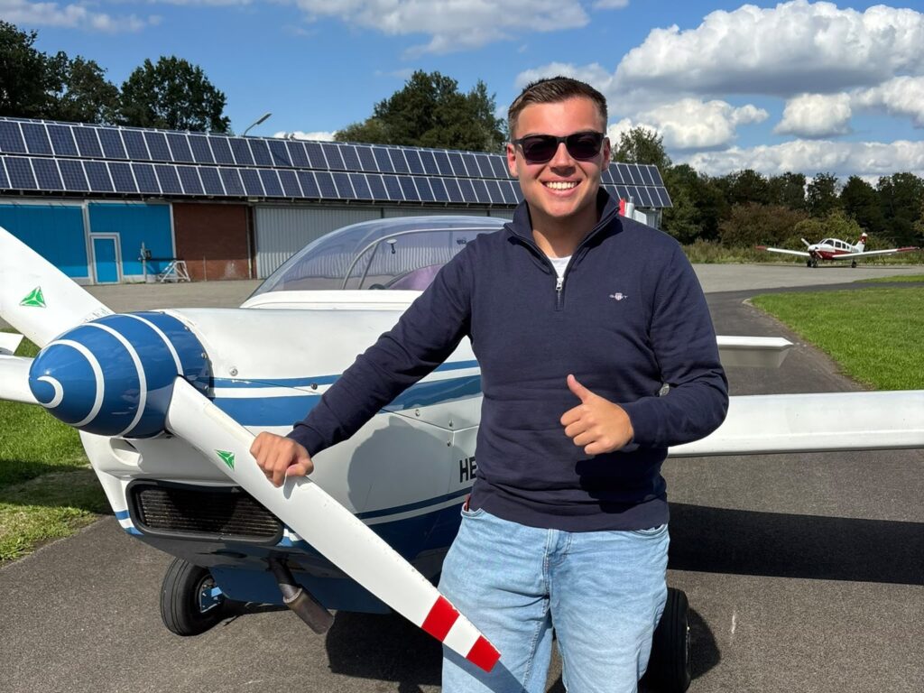 Flugschein bestanden: Marvin Reitzki am Propeller unseres SF25 Falken