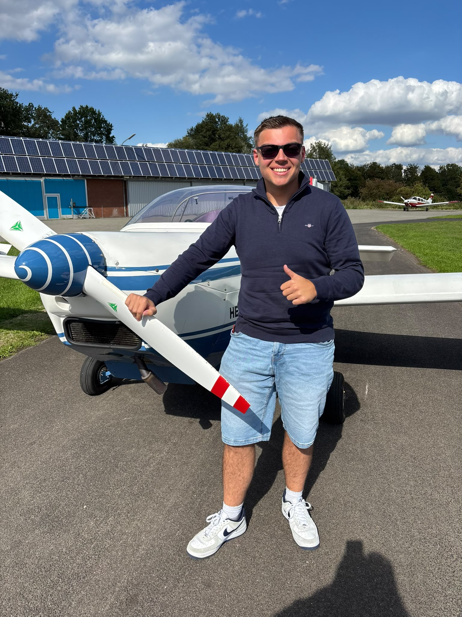 Daumen hoch nach elf Monaten Ausbildung: Marvin Reitzki am Falken, kurz nach dem bestandenen Prüfungsflug.